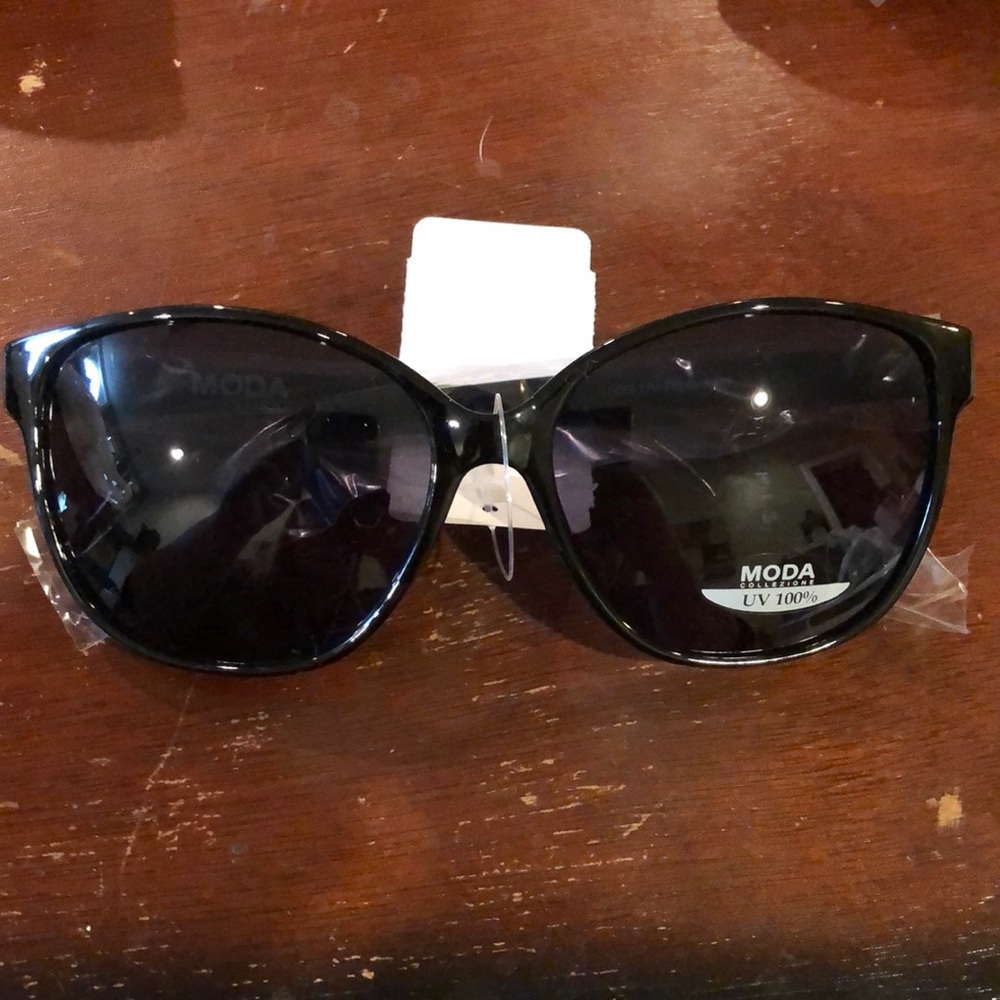NWT MODA Collezione UV 100% protection Sunglasses in Black